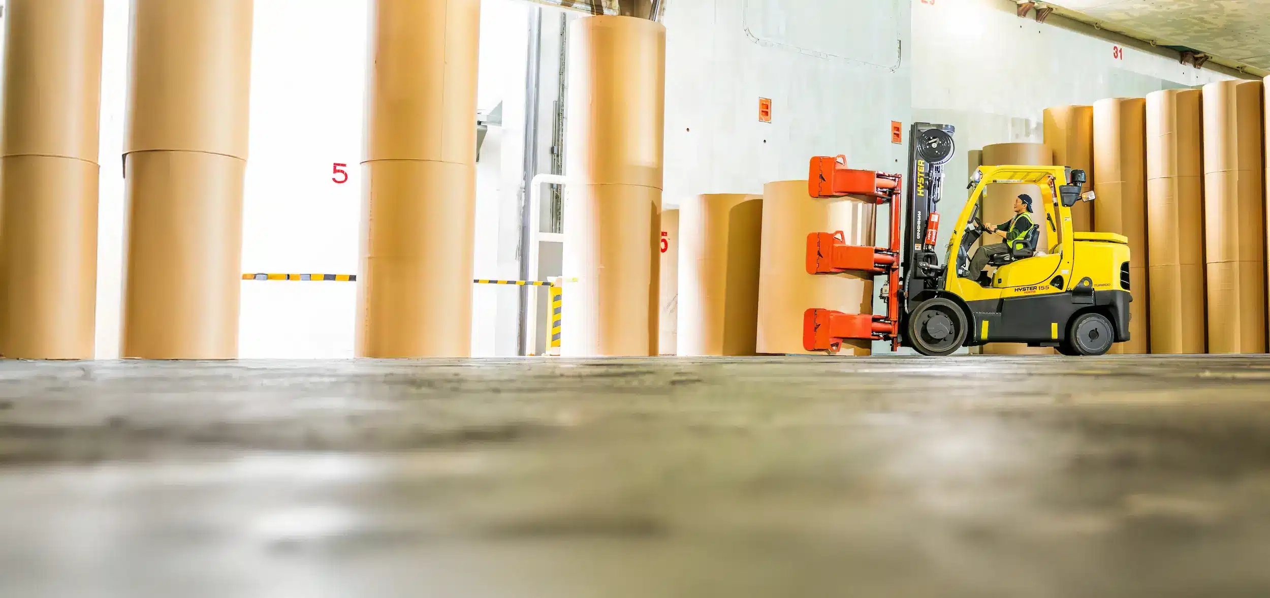 Papé Material Handling - Hyster Forklift Operator working in warehouse