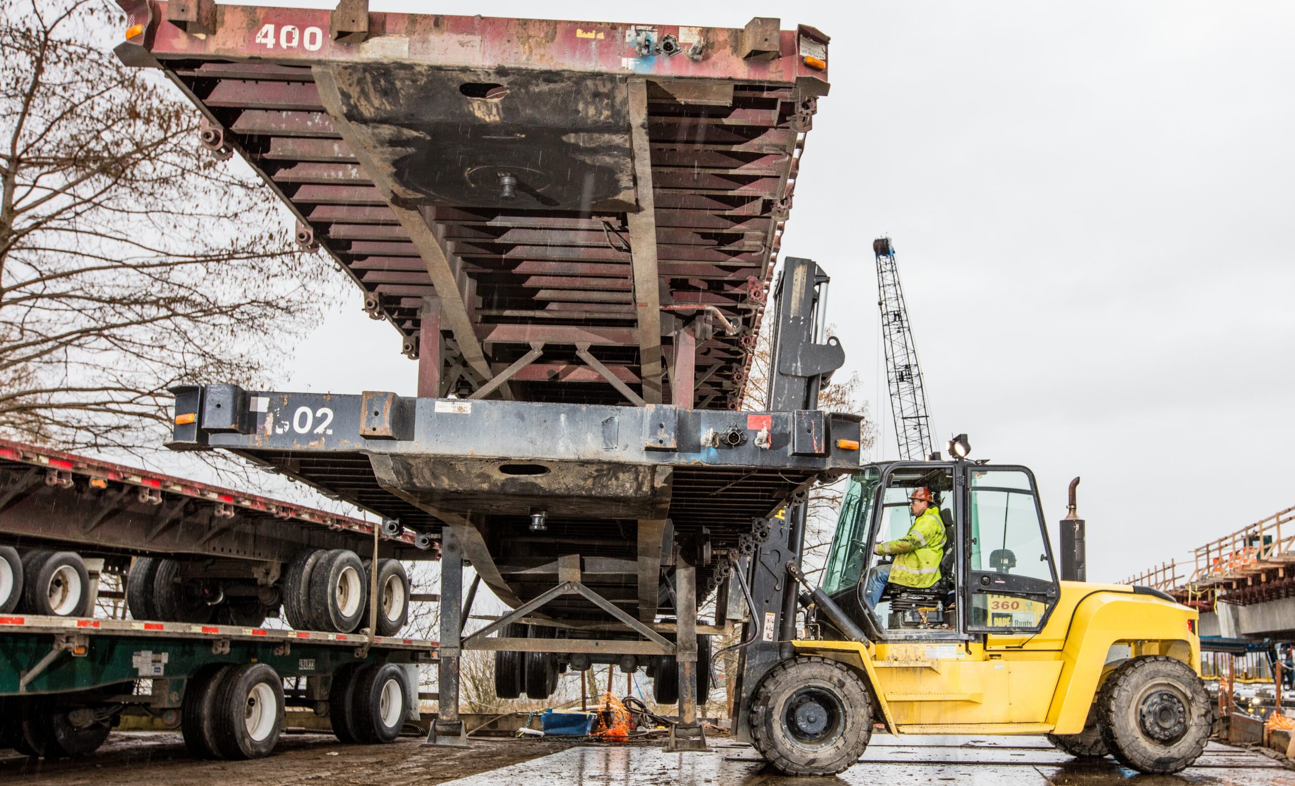 Rental forklifts supporting increased warehouse activity during fall and holiday peak season